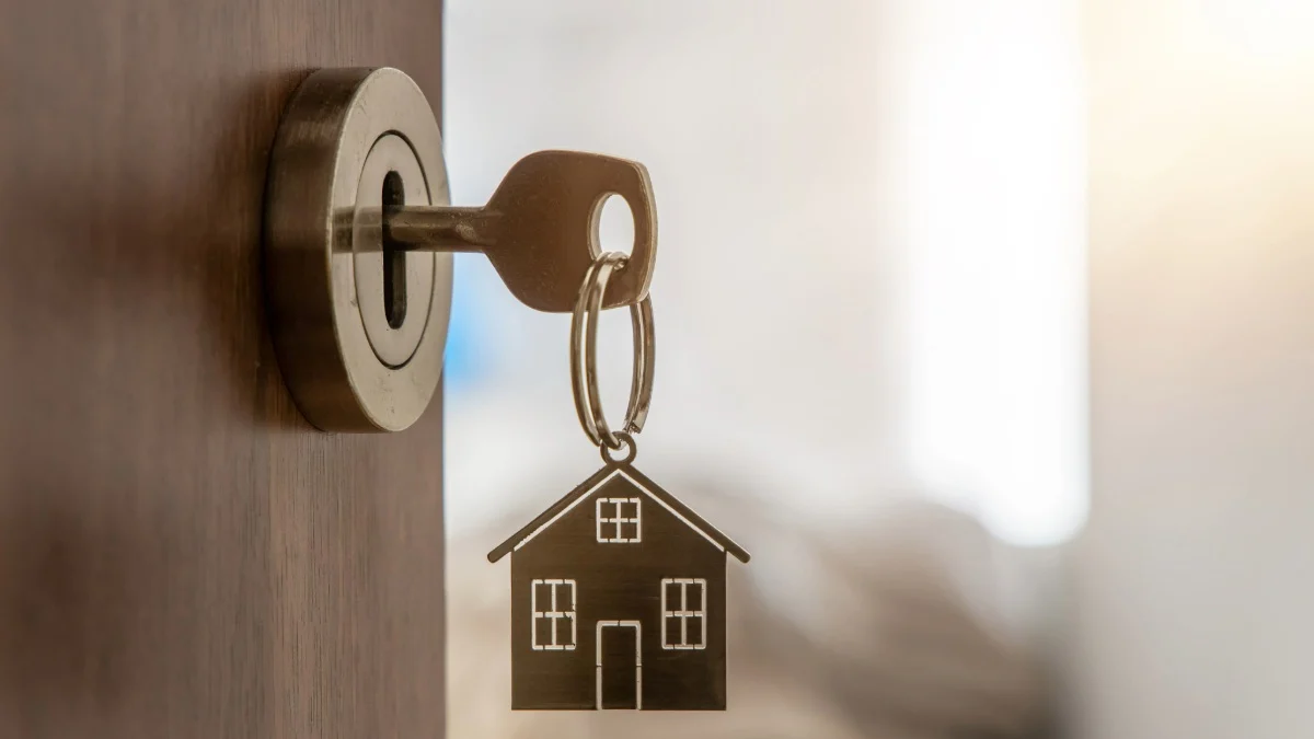 Amerika'da SSN olmadan ev kiralama konseptini simgeleyen anahtar tutan bir el